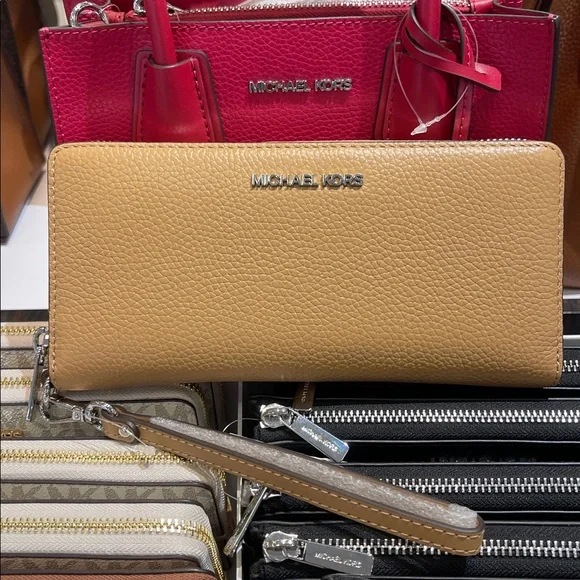 MICHAEL KORS Lg Pebbled Leather Continental Wallet Wristlet Phone Holder
Peanut - Picture 15 of 16